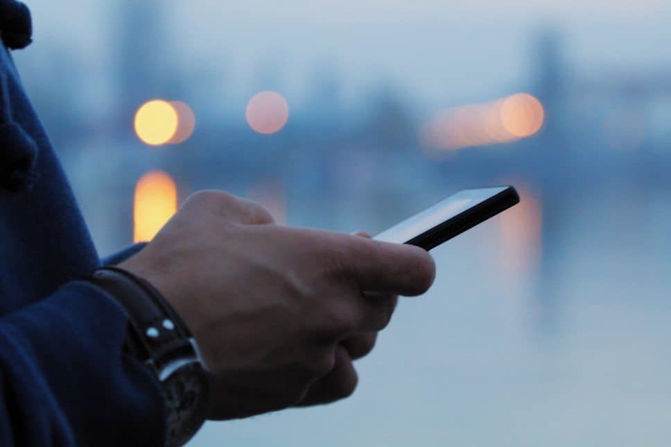 Applying for funeral insurance on a smartphone: 3 important tips